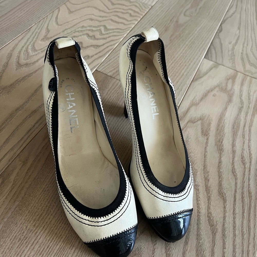 Chanel Elastic Ballet Interlocking CC Logo Pumps
